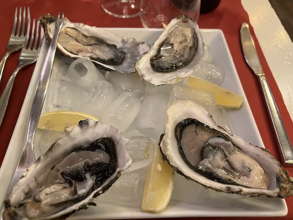 Plateau di ostriche e crostacei crudi